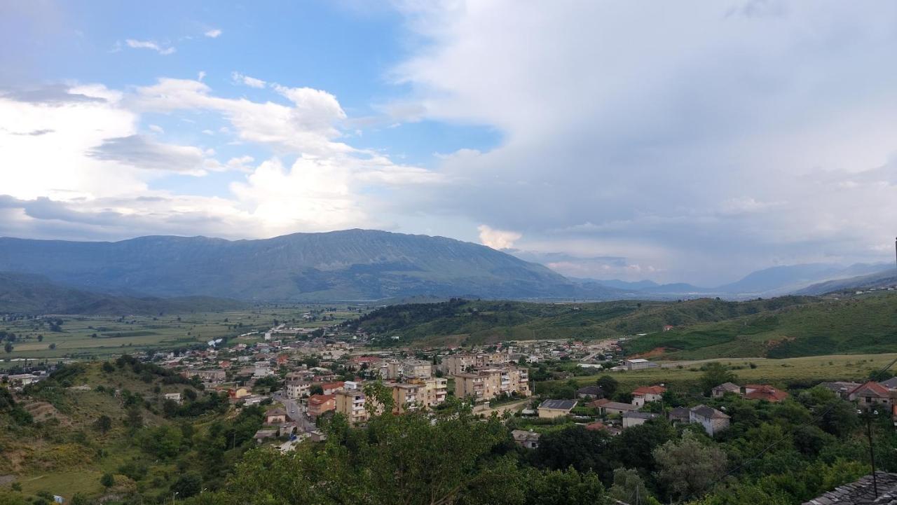Relax Guesthouse Gjirokastër Esterno foto